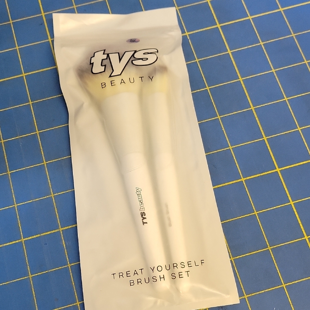 TYS Beauty Powder & Blush Essential Face Brushes Set of 2 New In Package